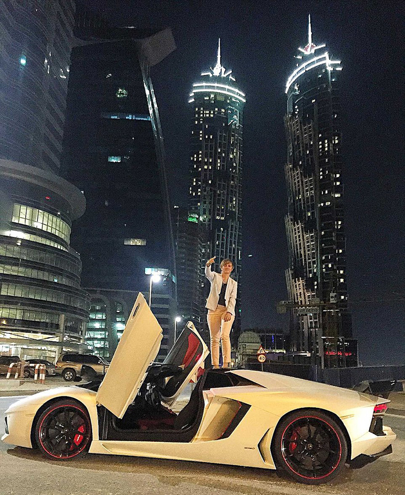 富二代手持枪械拍照炫富