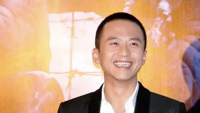 头发少对颜值伤害有多大邓超45岁像大爷阮经天留长发才显年轻