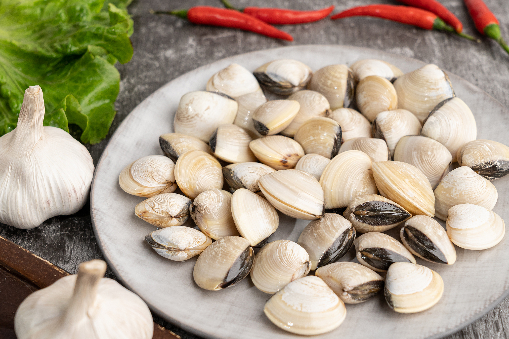 白贝是一种鲜美营养丰富的海鲜,本文介绍了清蒸,蒜蓉蒸和香煎三种烹饪