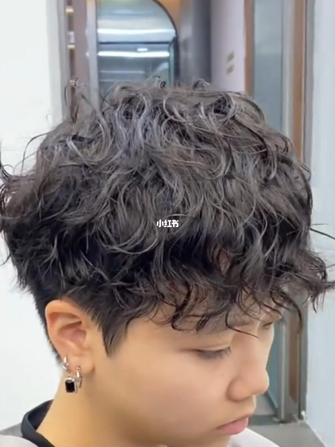 显发量男生羊毛卷发型喜欢留长发的男生是不是在蠢蠢欲动准备烫发推荐