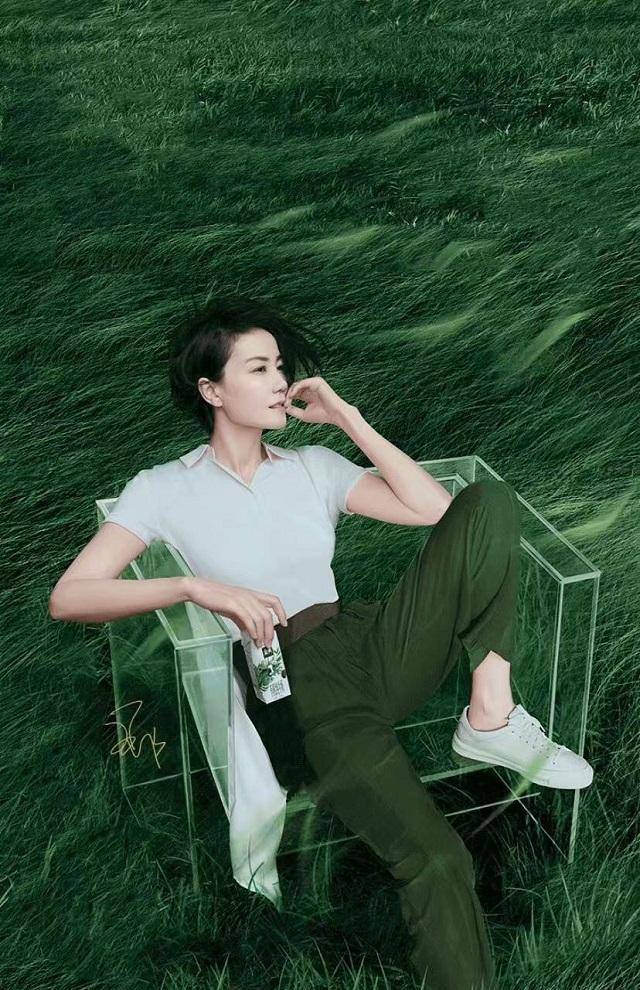 冻龄女神"王菲"实锤,白衬衫搭配高腰裤,挡不住的潇洒个性_西装_休闲风