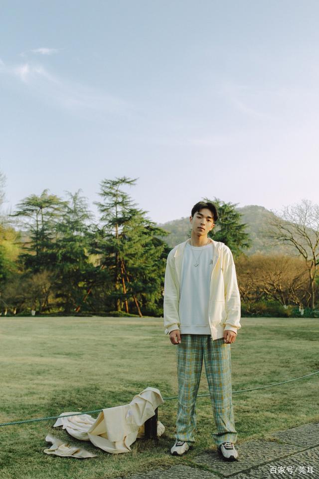 外出旅行怎么拍,男生拍照动作指南