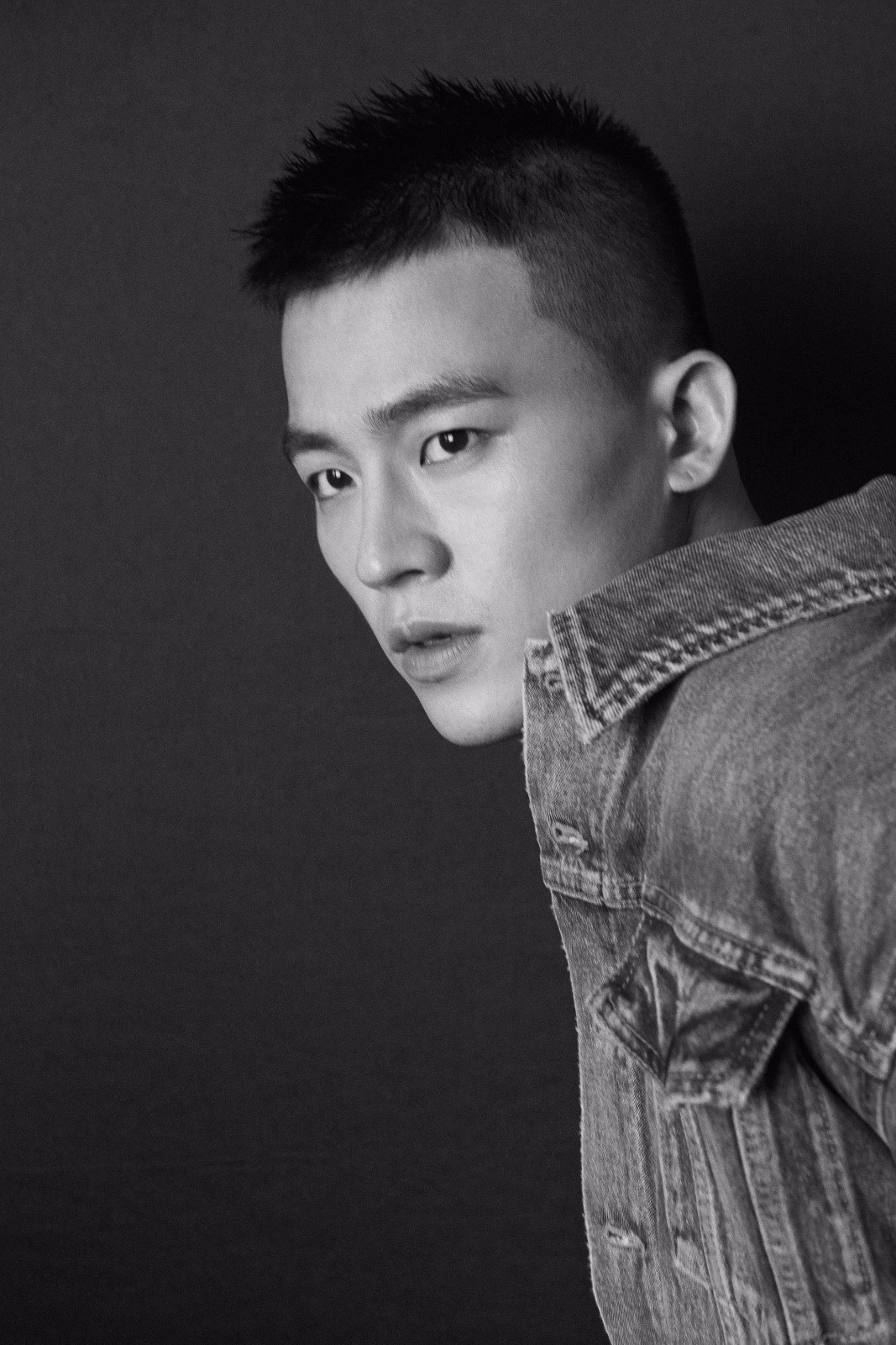 欧豪亮相某品牌活动活力look酷帅有型