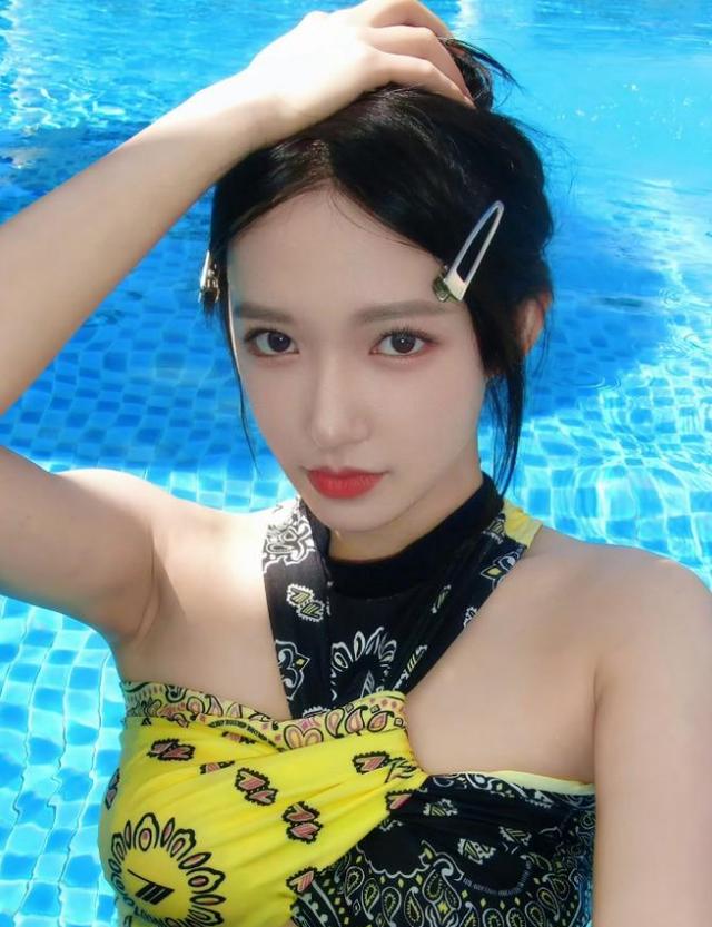 程潇尝试泳装造型,清丽的五官配上白净的皮肤活力十足