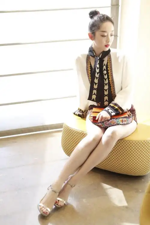 蒋梦婕出席米兰大秀 肌肤发光成众人焦点