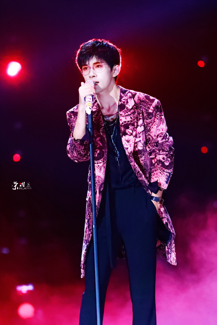 的玫瑰彩排vlog#易烊千玺超话站子多的好处第n回插兜帅照360度欣赏