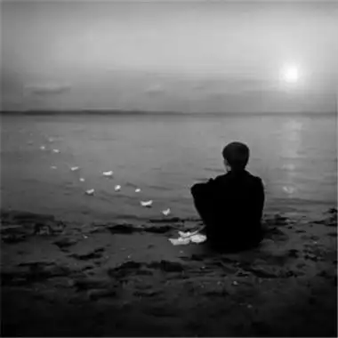 男生背影黑白头像伤感图片高清伤感孤单的男生背影图片头像