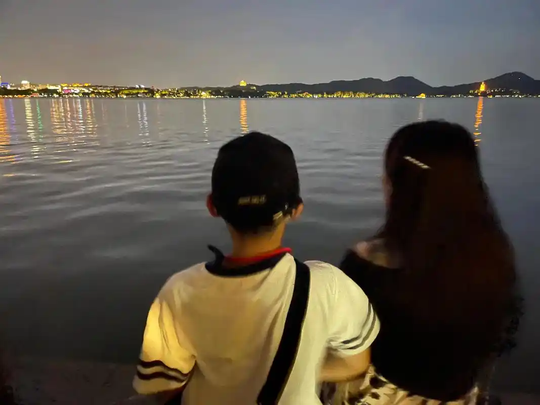 相依相偎,相互依靠.最幸福的姐弟,求佛中#只有照片能记录这份 - 抖音