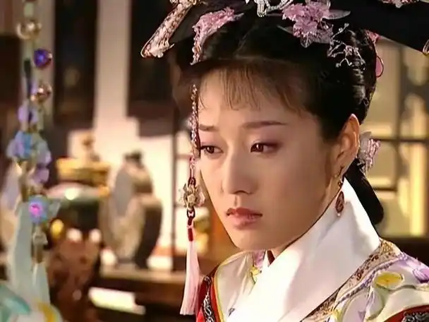 此时,马伊琍已经演了很多部电视剧,最出名的角色可能是《还珠格格3》