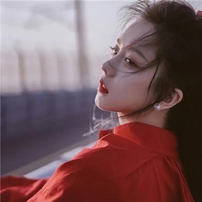 高清穿红色衣服的真人女头像图片