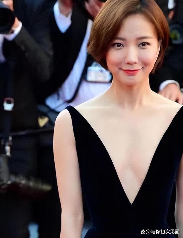 王珞丹39岁风华正茂,平板身型同样能散发迷人性感气息!