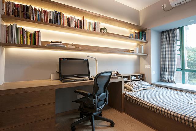 哥哥的房间兼书房,超长书桌以及超长书架,这个书房可以满足一个学霸的