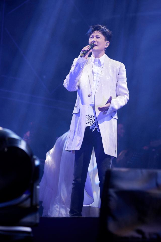 0巡演贵阳站拉满浪漫氛围,张信哲经典歌曲引发万人合唱