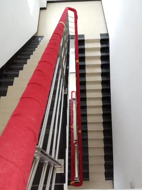 楼梯扶手成品保护良好,美观.踏步洁净平整,顺直美观