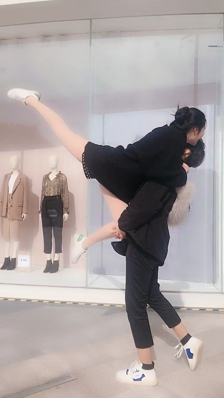 最帅情侣举高高