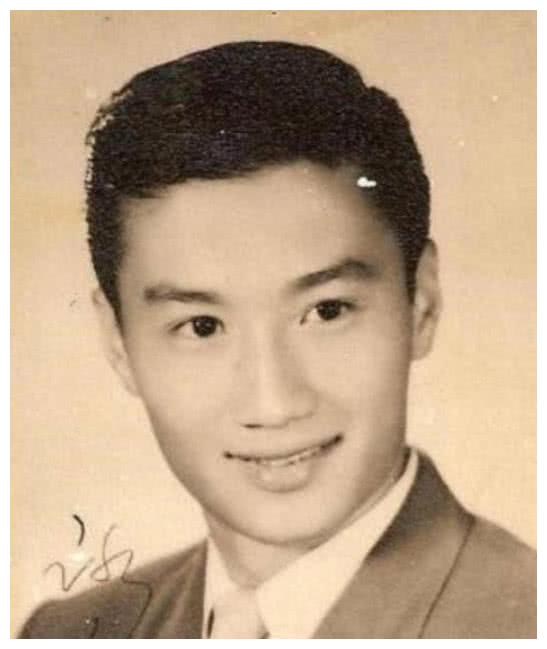 明星早期照片:葛优头发浓密如同小鲜肉,周润发抱着谢霆锋买可乐