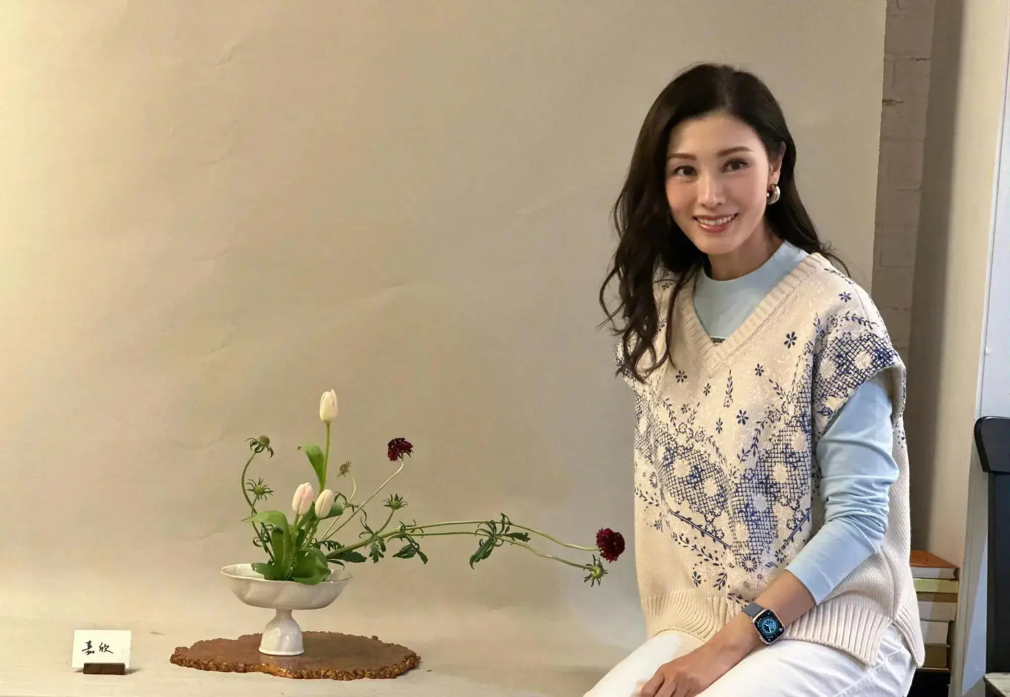 53岁李嘉欣晒美照,站在樱花下美丽动人,减龄打扮超显年轻活力