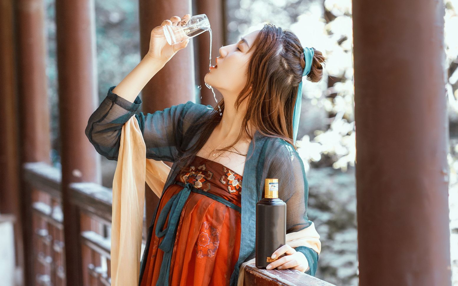 拍照也不忘喝酒,小酒妹穿上古风服饰,大家看看美不美?