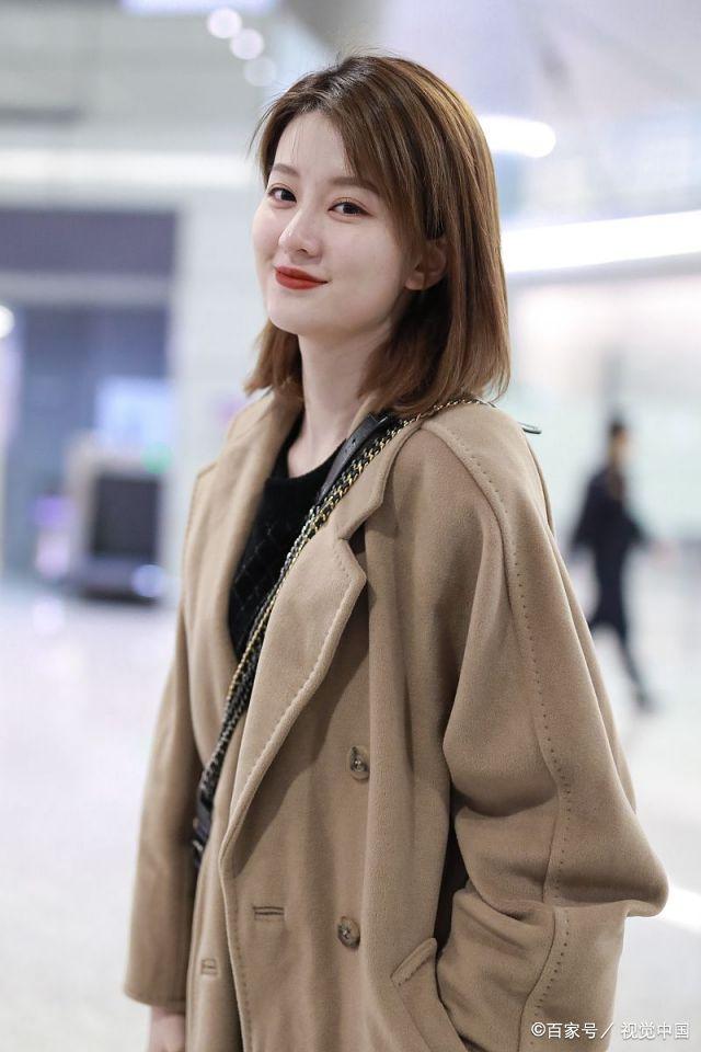 乔欣换了短发造型,再也不是之前的乖乖女了,一身大衣又帅又飒