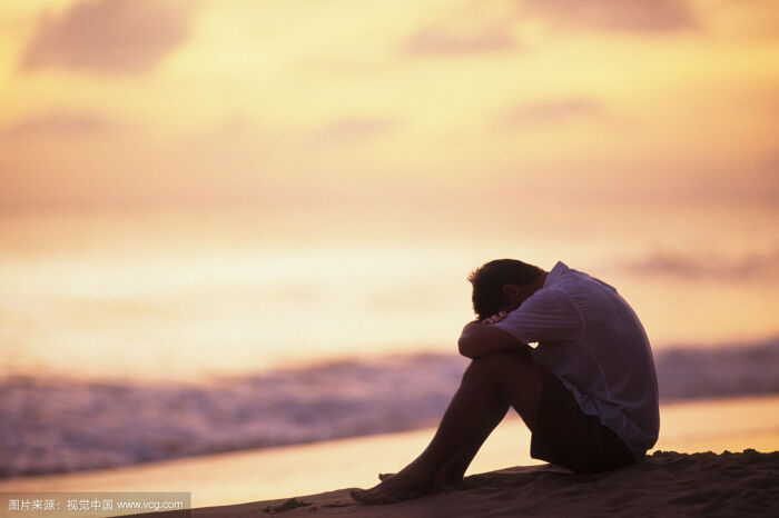 男生孤独伤感背影 一个人孤单背影唯美头像 小清新感伤图片 少年 夕阳