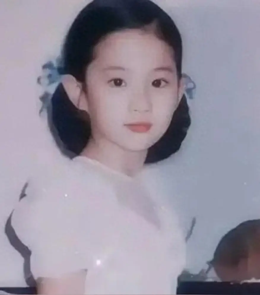 刘亦菲童年照曝光,仙气逼人!美貌引同学欺凌_气质_才华_小时候