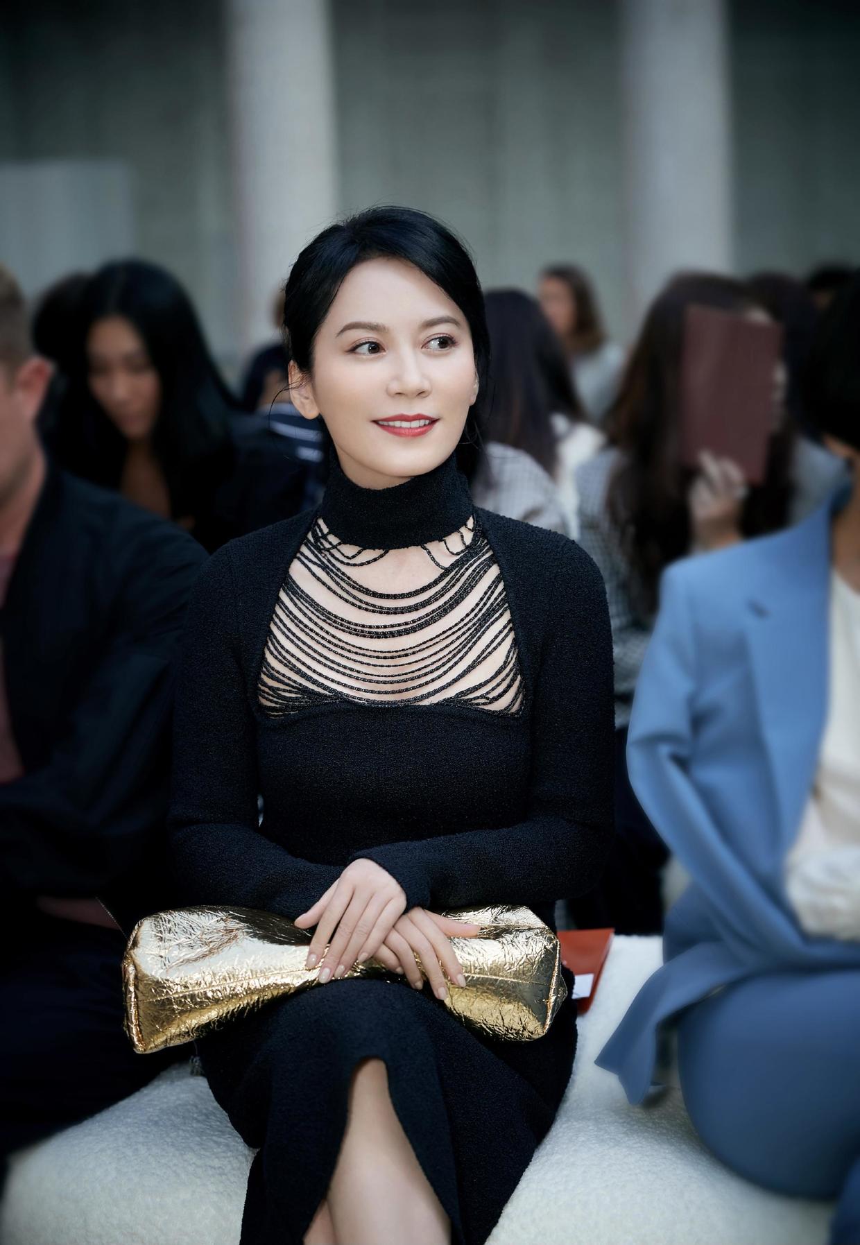 50岁的俞飞鸿身材真出众!穿墨绿色衬衫配短裤高挑纤瘦,又飒又美