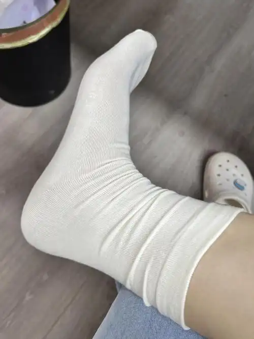 回购好2次了,都是精梳纯棉袜子04质感看起来好好,夏天穿不闷脚,穿