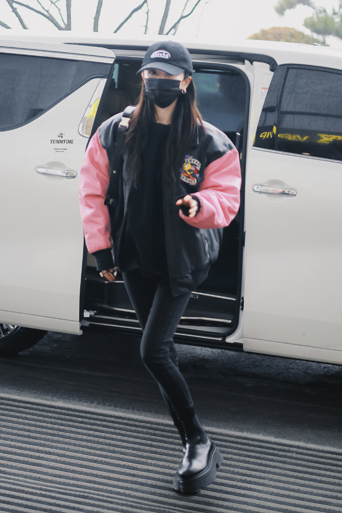 杨幂私服##杨幂粉黑棒球服##今日星拍放送