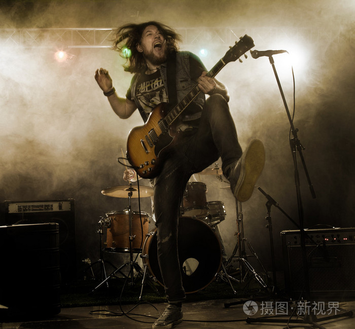 摇滚乐队舞台上进行表演.吉他手