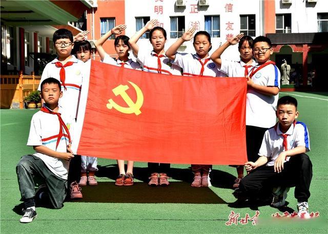文县:青少年与党旗合影 共同庆祝建党百年