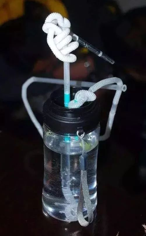 让她"来试一口"男友拿出了一个形状怪异的"冰壶"在两人交往了一段时间