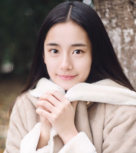 圆脸女生直发适合刘海年轻漂亮的女生长发