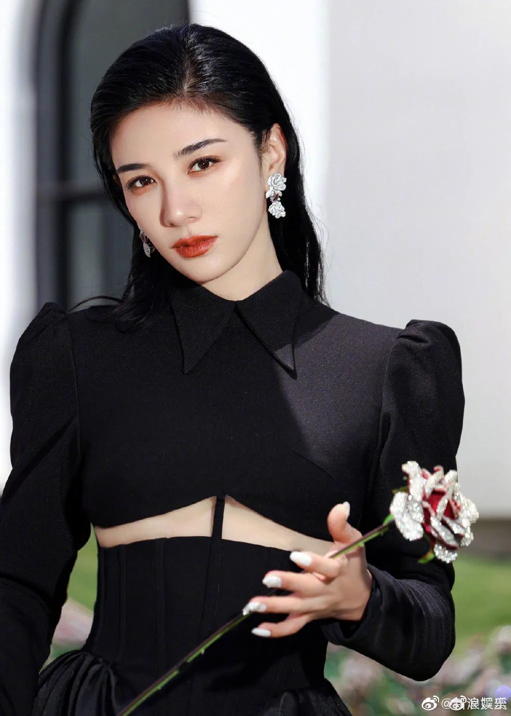 黄奕手中的"水晶玫瑰"为美术馆展品