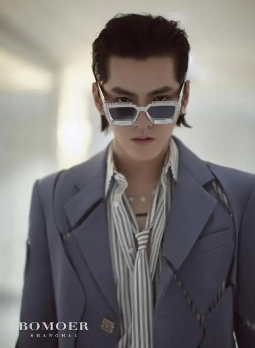 吴亦凡身穿lv 2020秋冬男装系列秀款镂空纹路西装造型,助阵lv 2020