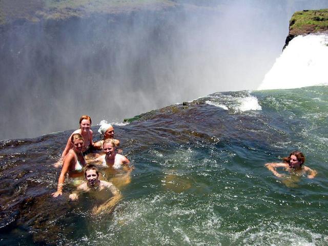 的别样景观吸引,纷纷前往"魔鬼池",亲身体验这个世界上最危险的游泳池