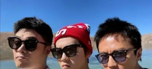邓超鹿晗来拜访陈赫,三人的合照很有意思,这种友谊让人羡慕