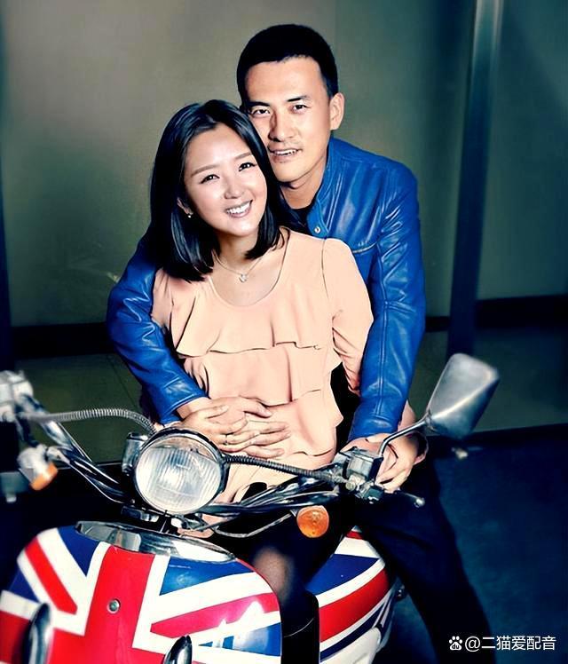 何洁与释小龙的爱情旅程,便是其中一段引人注目的篇章.