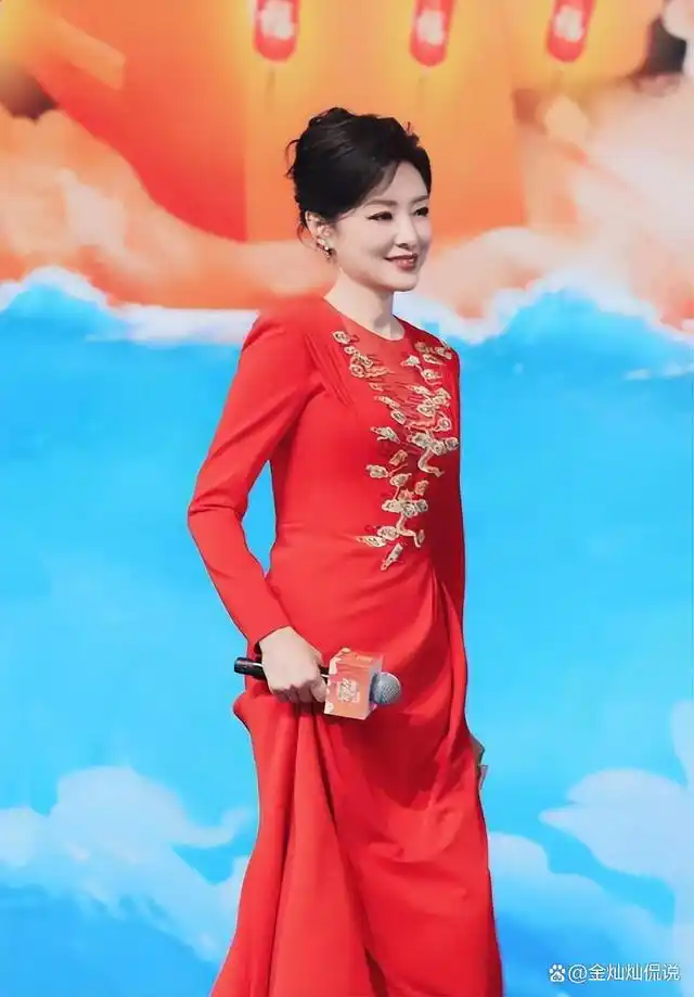 与早前主持春晚时的