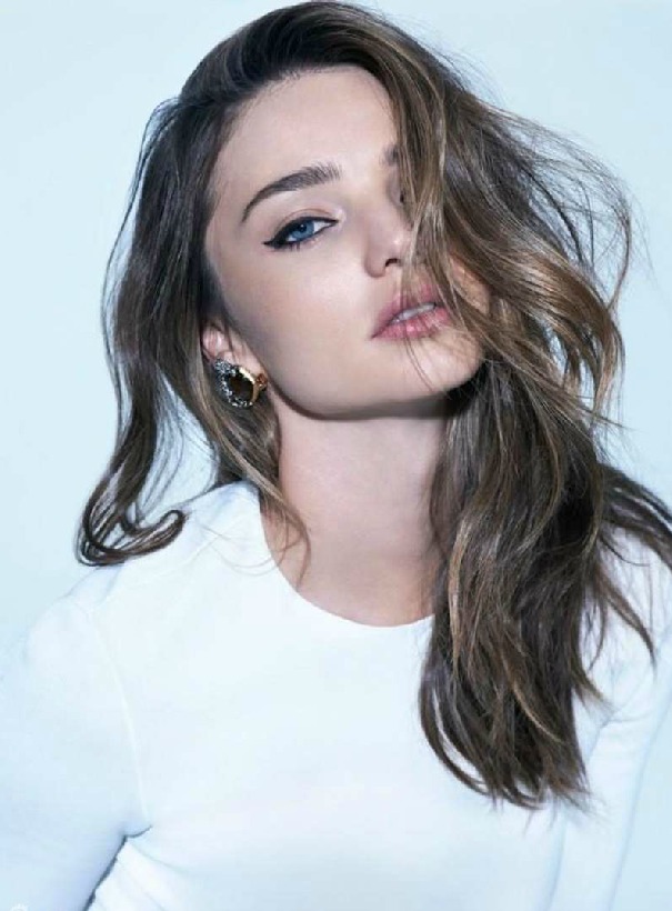 米兰达·可儿出现在维多利亚的秘密内衣秀t台上,她的清新如夏日第一道