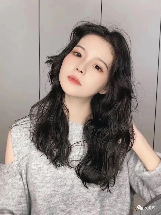 适合秋冬的烫发卷,有点像波纹卷,但是相比波纹卷的整齐划一,法式烫发