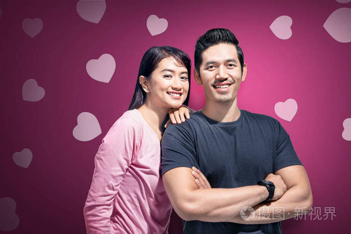 快乐的亚洲夫妇女人的头靠在男人的肩膀上爱情观念和情人节