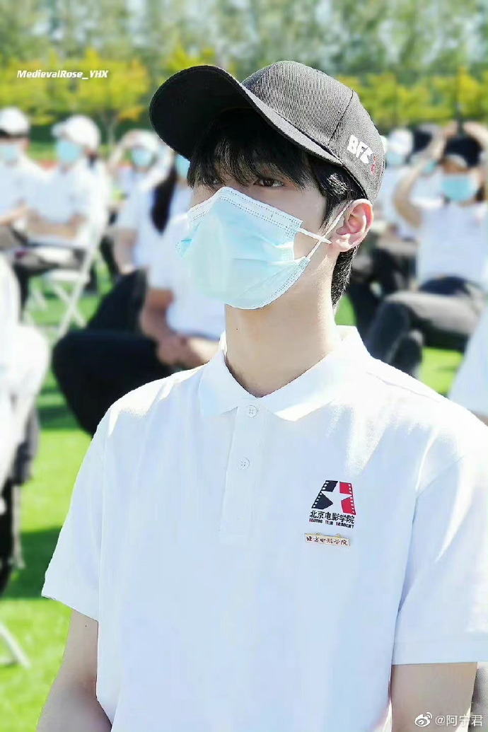 严浩翔分享北电开学vlog#严浩翔分享北电开学vlog96是穿着北电校