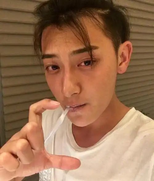 张艺兴:我卸妆了,黄子韬:我也卸妆了,鹿晗:我卸得不干净?