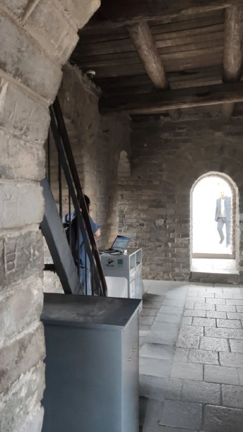 男子爬长城坐烽火台给客户发货对方着急要今日事需今日毕