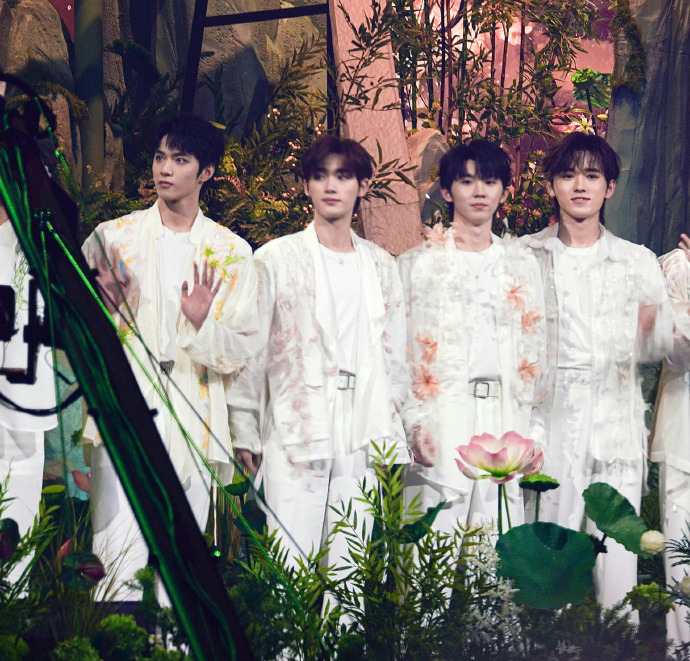 台风少年团超话#愚人节站姐团建#    4/5  我们会见面的  对吧