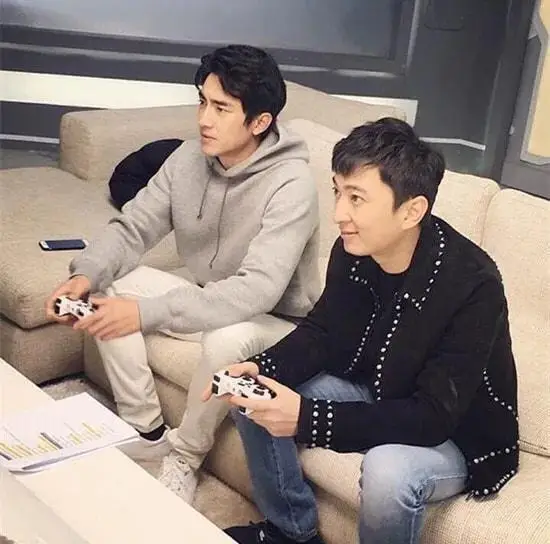 林更新刚打开门,王思聪大说:你是死了吗?我刚敲半天你没听到?