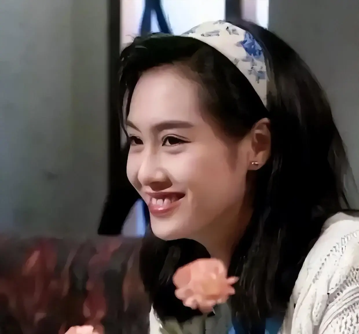 53岁朱茵活成了大妈的样子住深山村屋开两万块破车