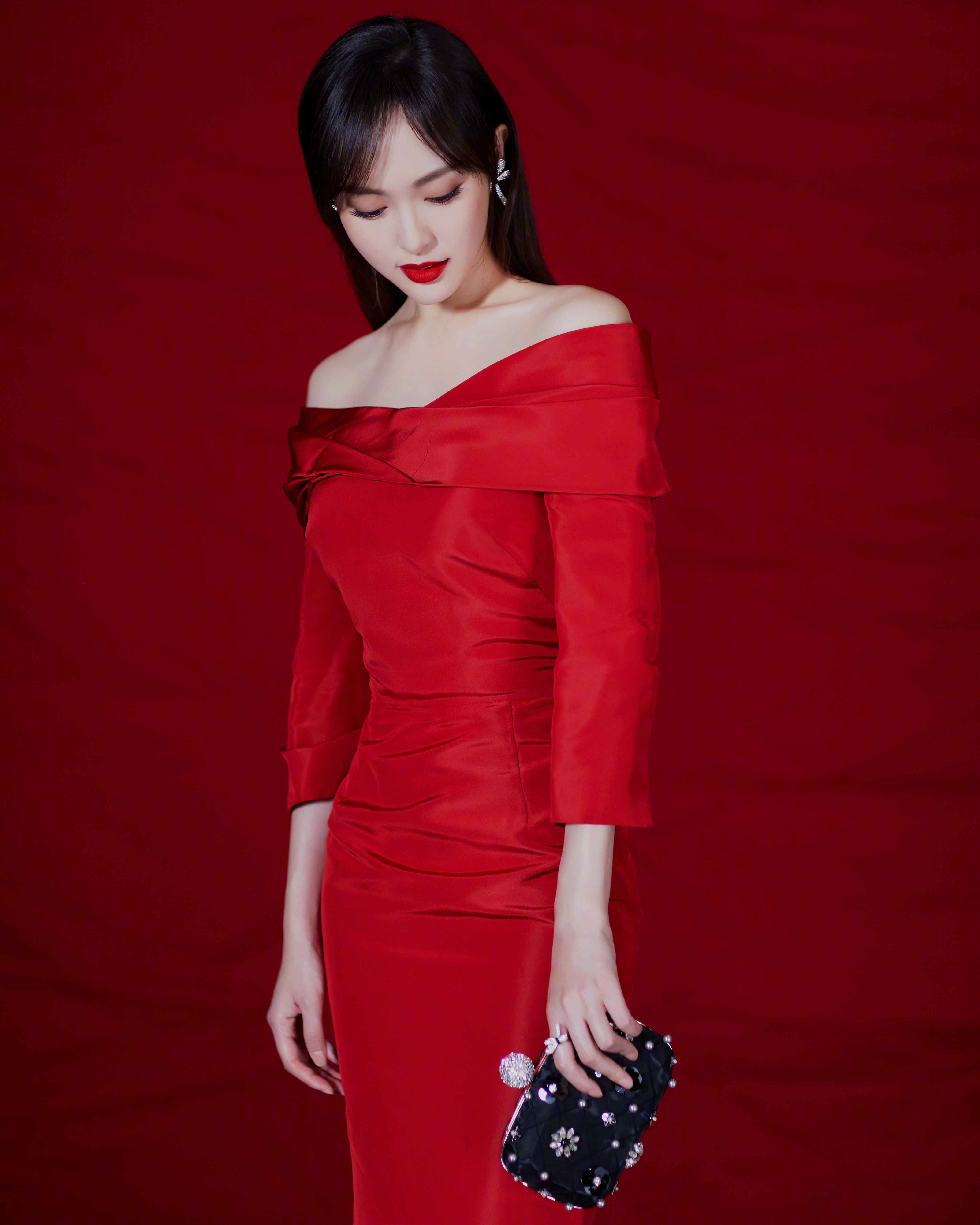 今晚,唐嫣 一袭红色礼服亮相第17届电影华表奖盛典.