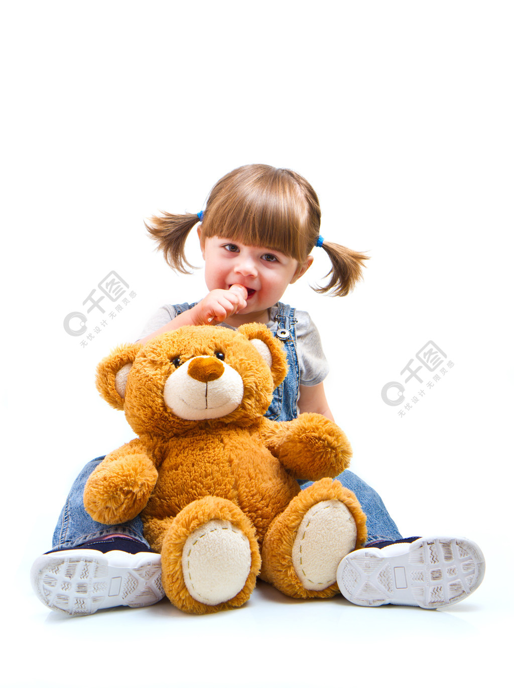 可爱的小孩女孩抱着一只玩具熊