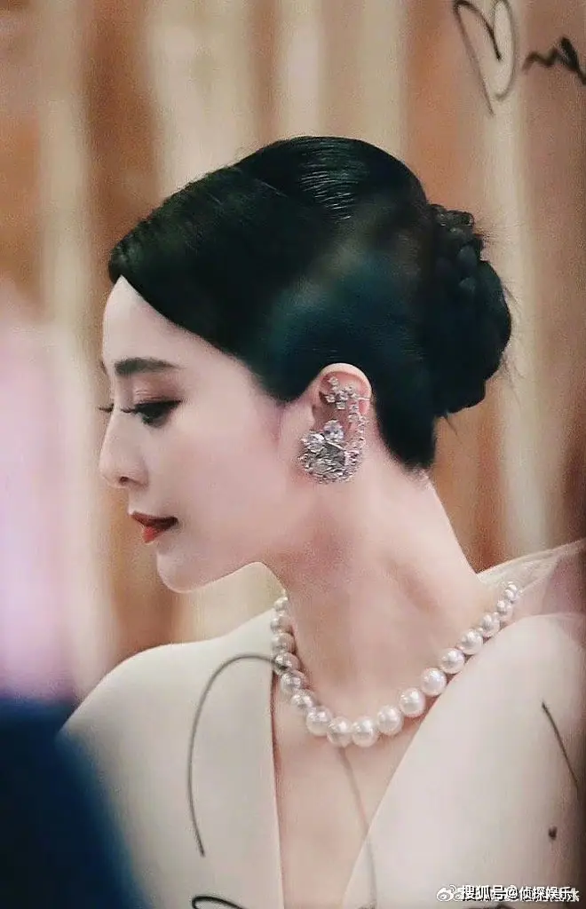 在怼脸视角下,范冰冰的精致侧脸更是美得没话说.